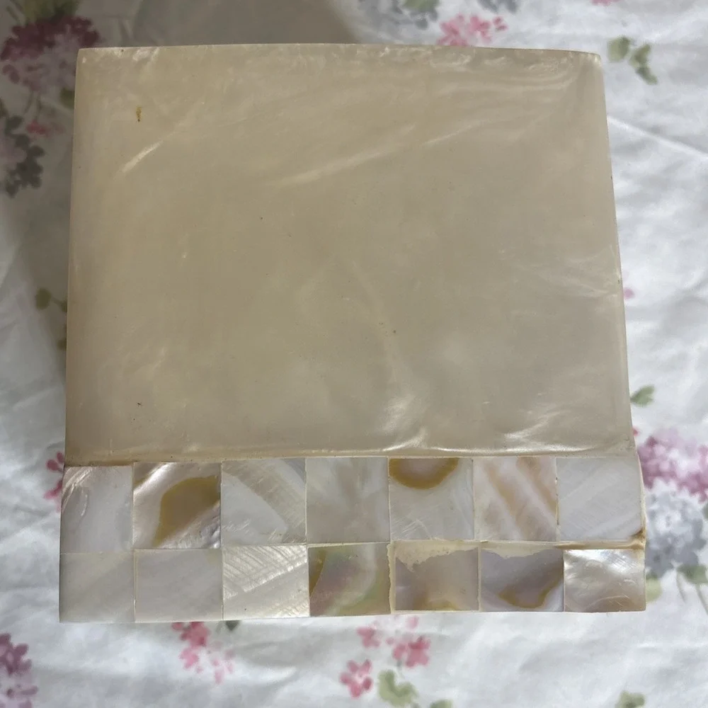 Capiz‎ Mother of Pearl Tissue Cover Soap Dish BB&B Vanity Accessory White 5.5